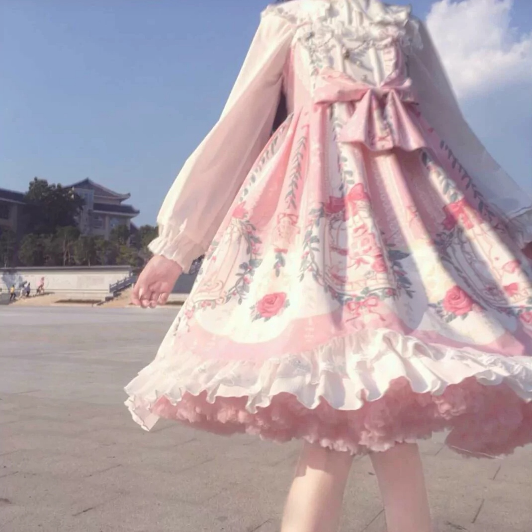 Lolita仙气女头像 也许有一天我们都会犯错 我们要约好吵架的时候告诉自己 错误是短暂的 错过事永远遗憾的? 头像-第2张