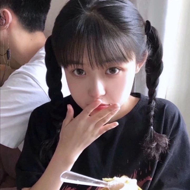 女头像 不要和女孩子讲道理 偏爱她就好了 别叫她眼睛一眨一眨的 其实小脑袋里什么都想不明白 女生头像-第5张