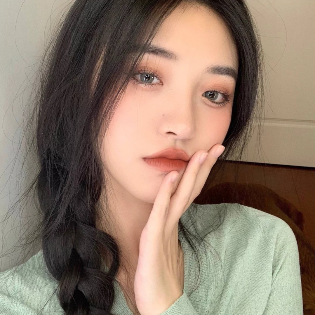 超好看女头像 不要随便掏心掏肺 保留一部分神秘 那是你在困境中 唯一能自救的东西———《我与世界之差一个你》 头像-第4张