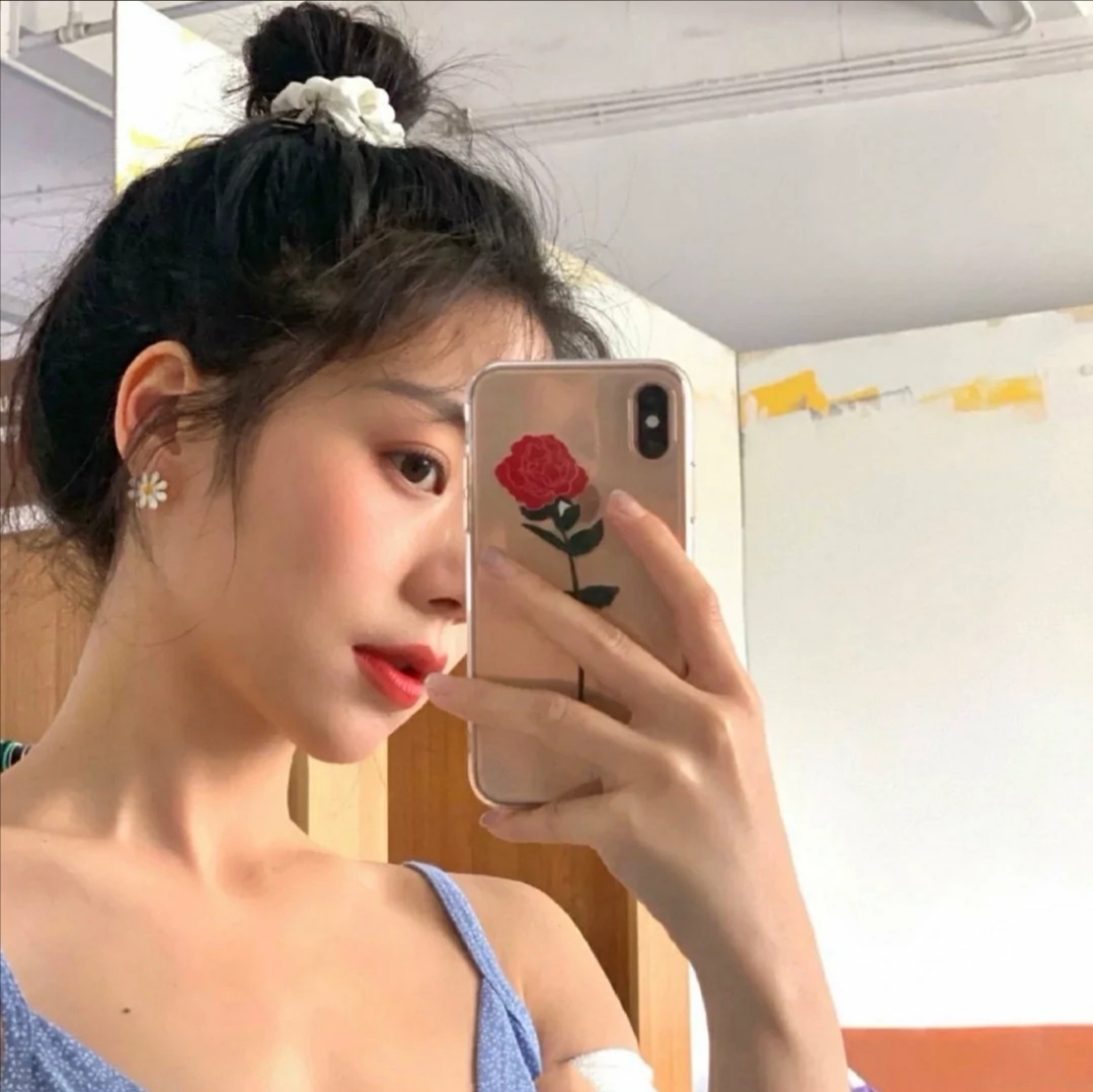 超好看女头像 不要随便掏心掏肺 保留一部分神秘 那是你在困境中 唯一能自救的东西———《我与世界之差一个你》 头像-第5张