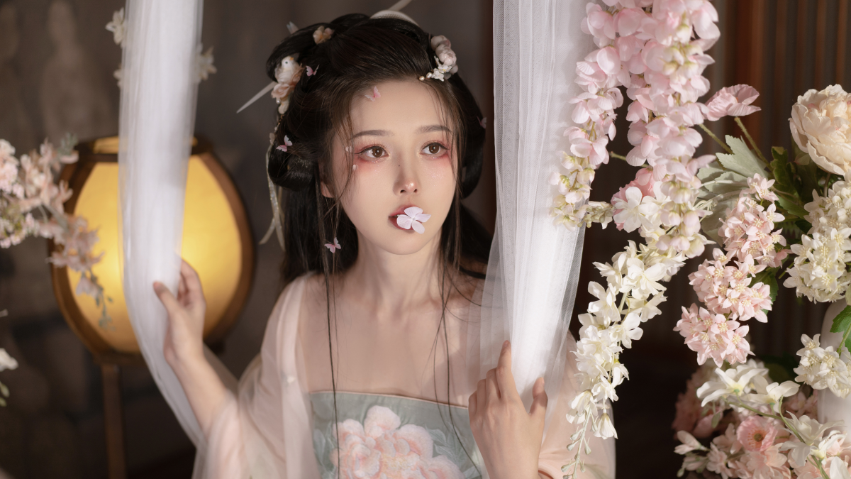 好看古风美女 油灯 小花瓣 4k高清美女壁纸 电脑壁纸-第1张