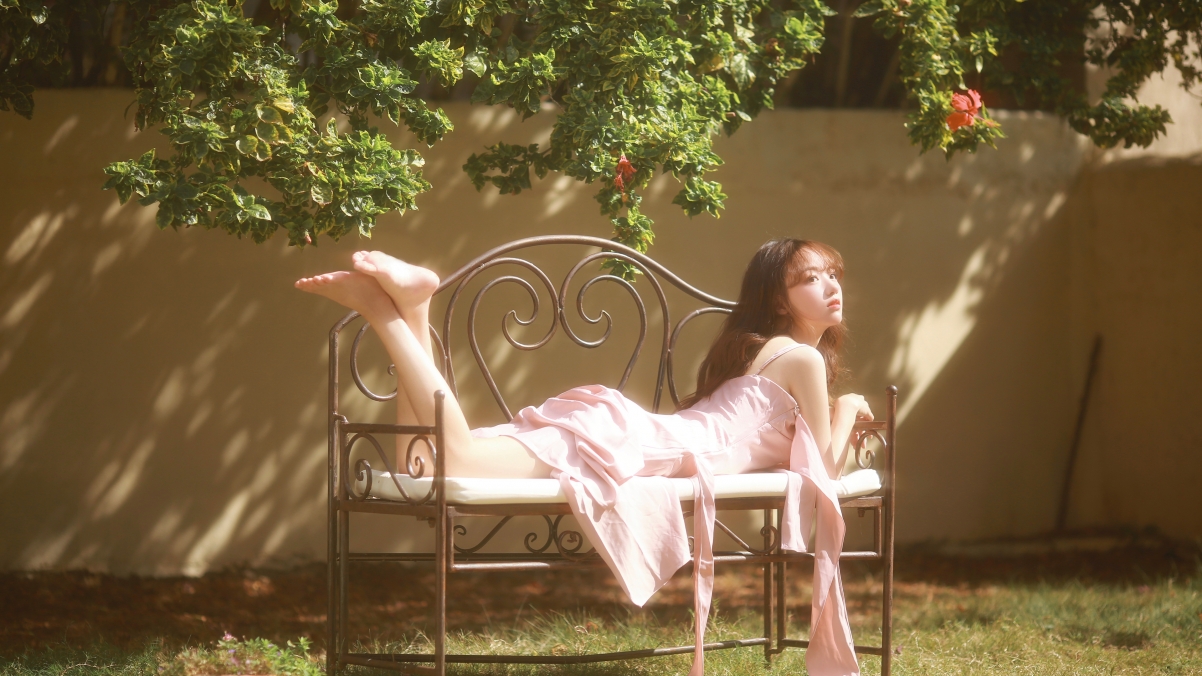 花园 清纯 美女 粉色裙子 美腿 椅子 4k美女壁纸3840x2160 电脑壁纸-第1张