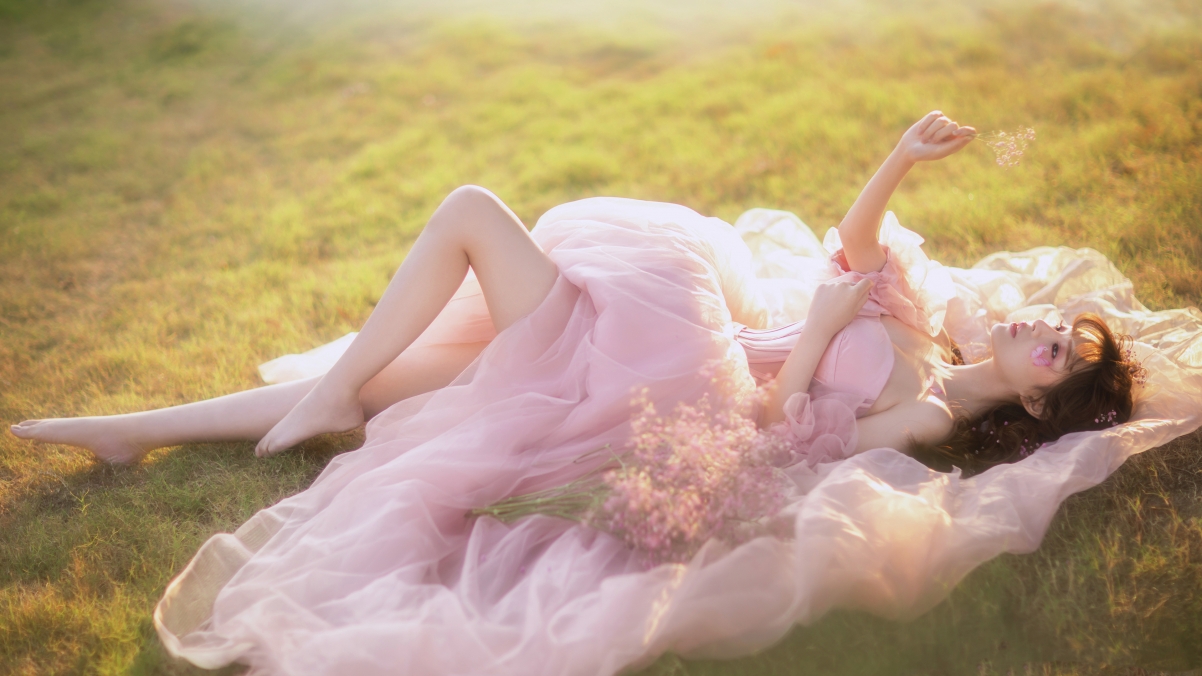 草地 婚纱 纱裙 鲜花 唯美 摄影 美女4k高清壁纸 电脑壁纸-第1张