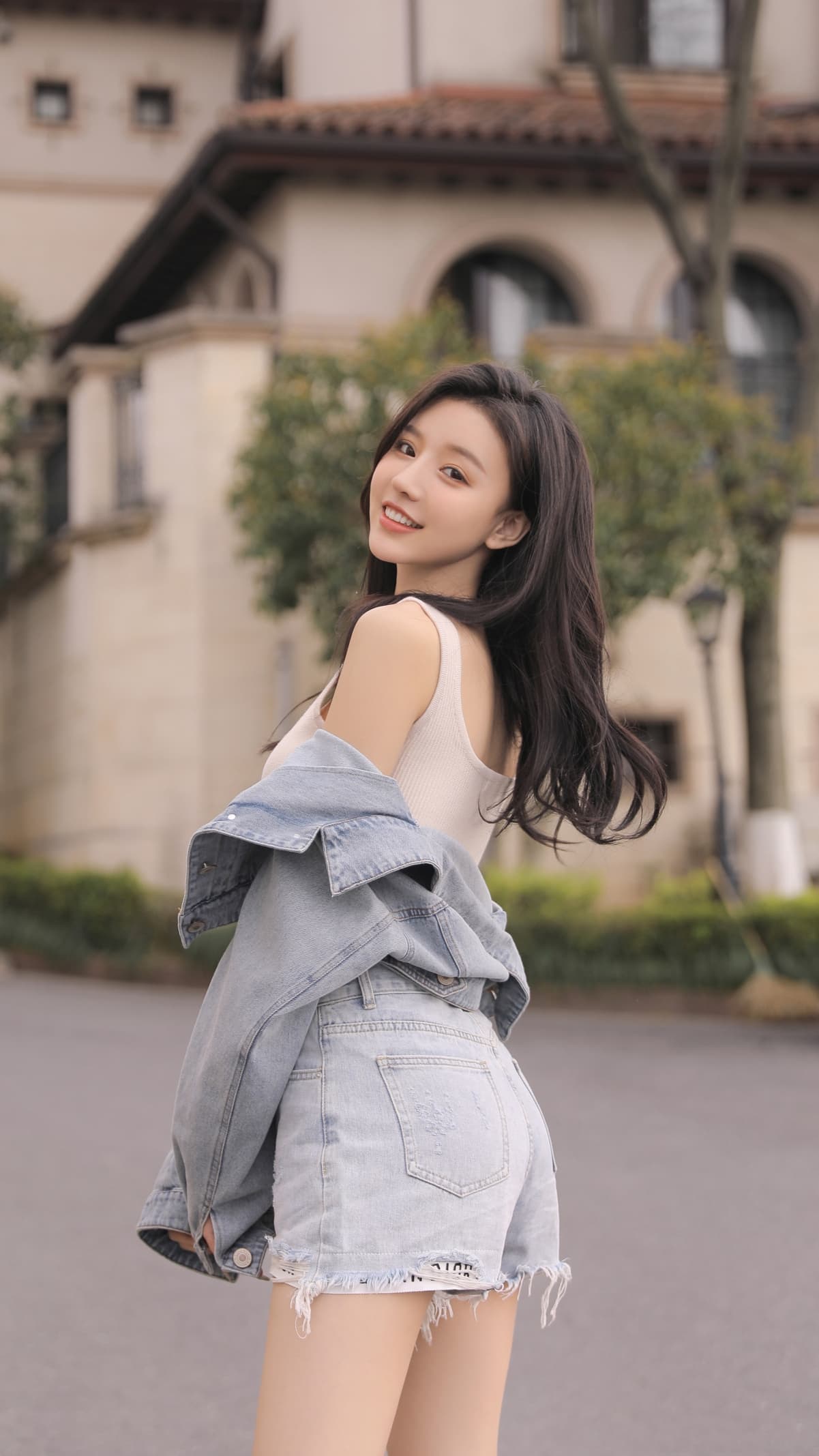 清纯 美女回头 微笑 甜美 好看身材 牛仔短裤 美腿 4k手机壁纸 壁纸-第1张