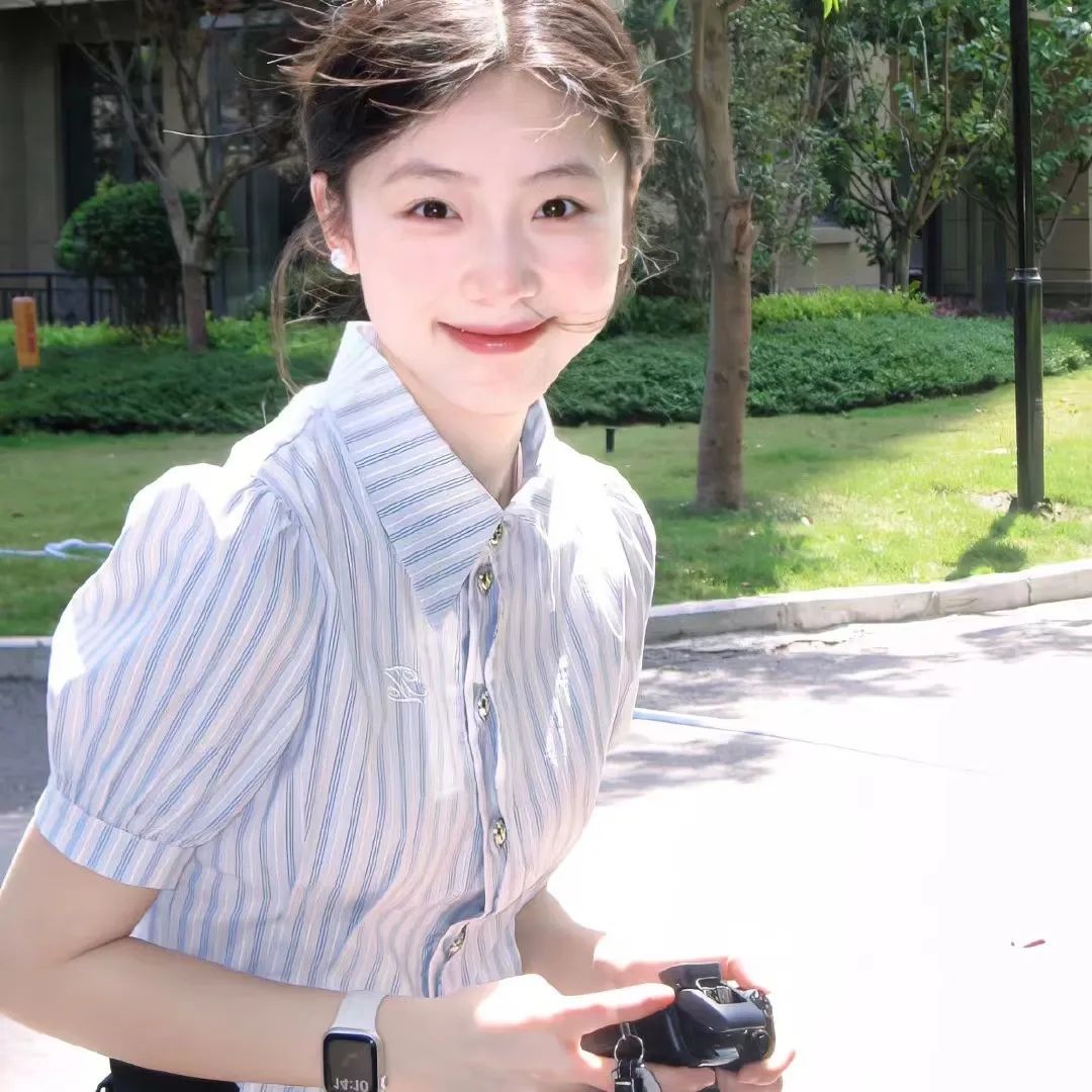 女生头像 清晨第一道光 照进了你的窗 温柔浮现脸庞 女生头像-第1张